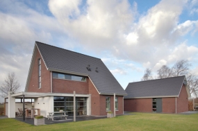 kozijnen, voordeur en veranda nieuwbouw woonhuis