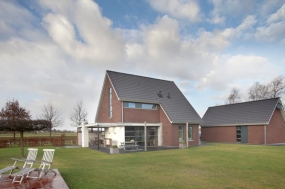 kozijnen, voordeur en veranda nieuwbouw woonhuis