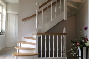 eiken trap met gedraaide balusters